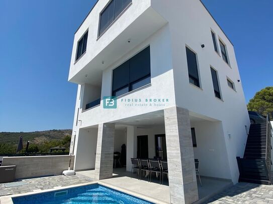 VODICE, modern eingerichtetes Haus, Meerblick, Swimmingpool