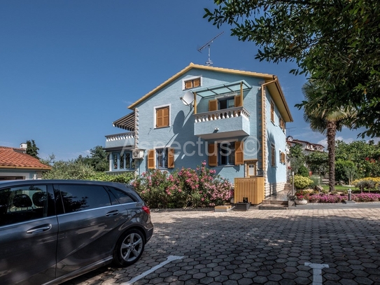 Einfamilienhaus mit vier Wohnungen, Garage, Poreč