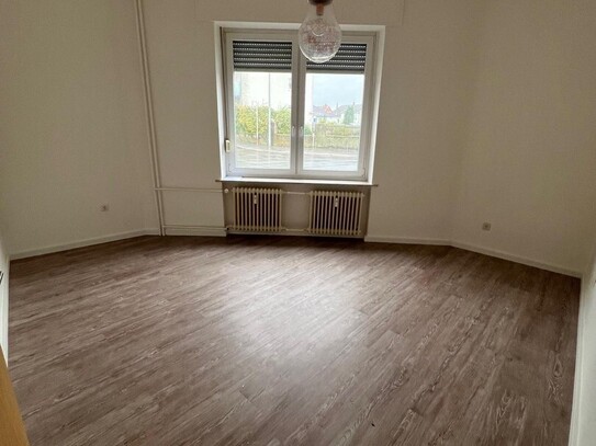 Schöne,gemütliche, frisch renovierte 2 Zimmer Wohnung mit neuer Küche, Stadtzentral , bezugsfertig