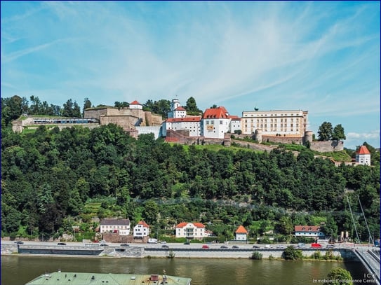 Luxuriöse Dachgeschoss-Maisonette-Wohnung 
bester Burg-Panoramablick "Veste Oberhaus" 
im Herzen der Passauer Altstadt