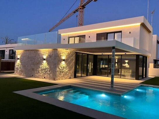 Tolle Villa in Lomas De Cabo Roig an der Costa Blanca Süd mit 3 Schlafzimmern, 2 Badezimmern, Pool und Parkplatz