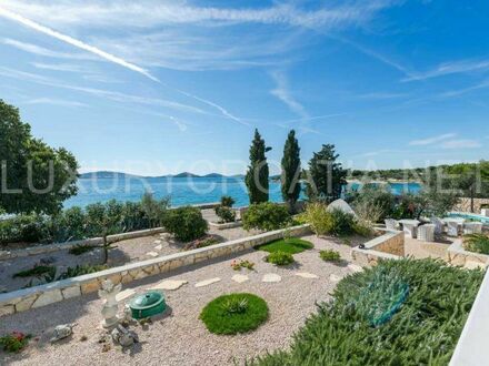 Kroatien Sibenik Riviera Strandvilla zum Verkauf mit Pool und Privatstrand