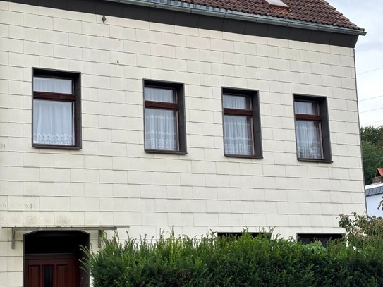 2 Fam. Haus teilsaniert in ruhiger Lage