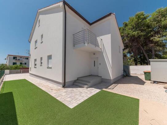 Eine neue komfortable Wohnung mit Garten in Vodice steht zum Verkauf