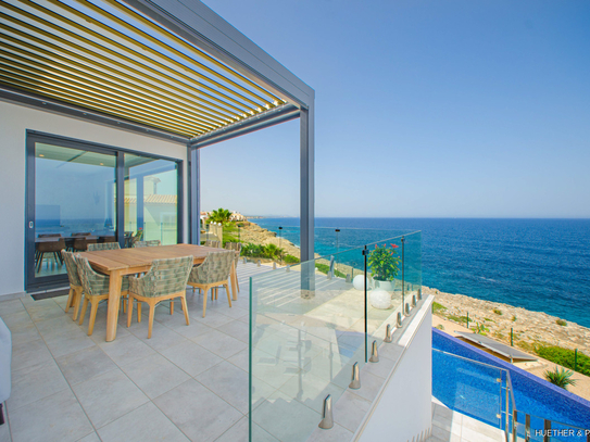 Villa im Bauhausstil in erster Meereslinie mit Infinity-Pool und Panorama-Meerblick