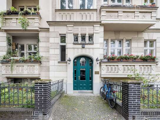 Attraktive Kapitalanlage nahe Walter-Schreiber-Platz: vermietete Altbauwohnung mit Balkon