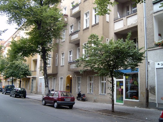 Rixdorf, Ladenlokal und Wohnung als eine Einheit zu verkaufen.