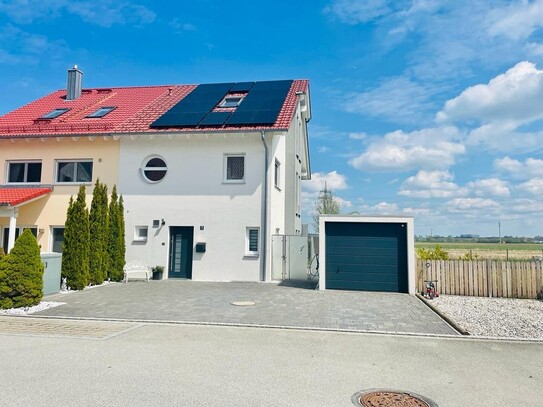 Luxuriöse Doppelhaushälfte, niedrige Energiekosten, PV Anlage und Ladestation - AB SOFORT