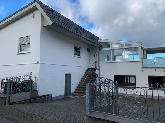 KÖNIGSWINTER ITTENBACH, tolle Zimmer-Wohnung mit ca. 145 m² WNfl. und Dachterrasse, EBK, 2 Stellpl.