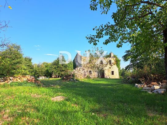 ISTRIEN, GROŽNJAN, UMGEBUNG – Wunderschöne Ruine auf einem weitläufigen Baugrundstück