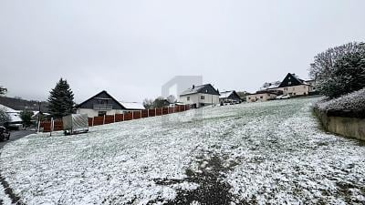 FAMILIENPARADIES IN RUHIGER HANGLAGE