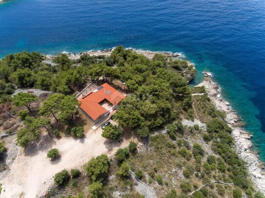 DALMATIEN, DREVNIK VELIKI Einzigartige Villa in einzigartiger Lage am Meer