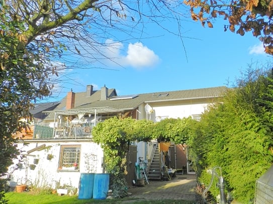 Zweifamilienhaus mit sonnigen Freisitzen, Garage, Carport und großem Gartengrundstück!