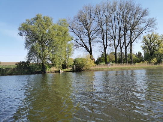 Wassergrundstück mit viel Nebengelass