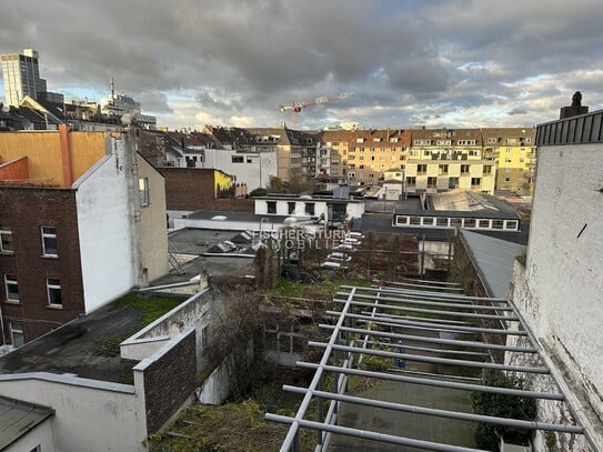 Düsseldorf-Innenstadt! Große 4-Zimmer-Wohnung mit 2 Balkonen Nähe Fürstenplatz!