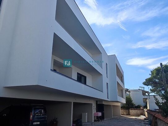 VODICE, neue, zweistöckige Wohnung + Garten, 300 m zum Strand, Garage