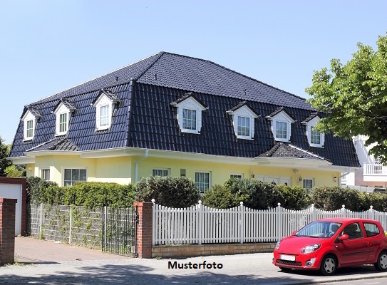 Vielseitig nutzbar - Einfamilienhaus mit Gewerbeeinheit und Doppelgarage