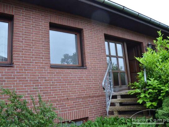 Einfamilienhaus mit schönem Garten, Garage und Carport.