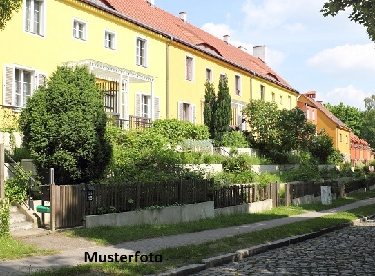 Einfamilienhaus mit Nebengebäude