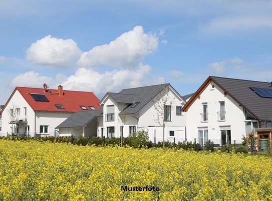 Freistehendes Mehrfamilienhaus, Balkone, Garagen