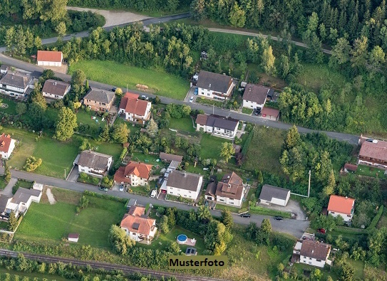 Freistehendes Einfamilienhaus, nebst Garten und Teichanlage