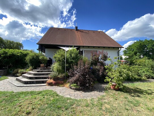 Einfamilienhaus mit gehobener Innenausstattung und großem Garten