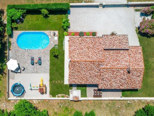 Ein schönes Haus mit Pool, umgeben von viel Grün