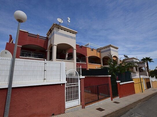 Hübsche Erdgeschosswohnung mit kleinem Vorgarten, Terrasse, 2 Schlafzimmern, 2 Bädern undPool