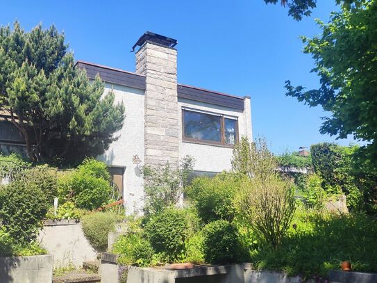 *Großzügiger Bungalow mit pflegeleichten Garten und Doppelgarage - Aussicht garantiert*