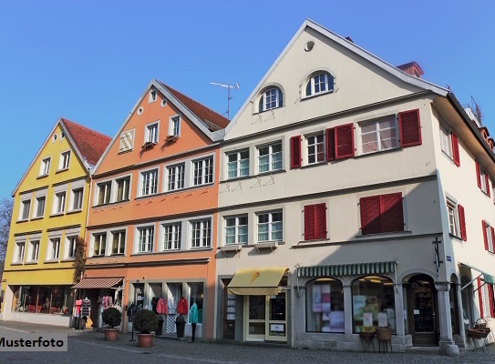 Einfamilienhaus, Werkstatt- und Lagergebäude, 3 Stellplätze