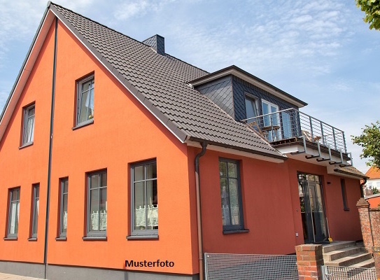 2-Familien-Doppelhaushälfte mit Garage und Carport