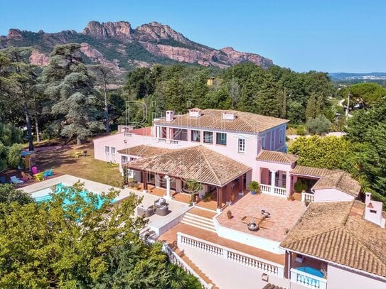 ROQUEBRUNE-SUR-ARGENS: Tolles Anwesen, Pool,