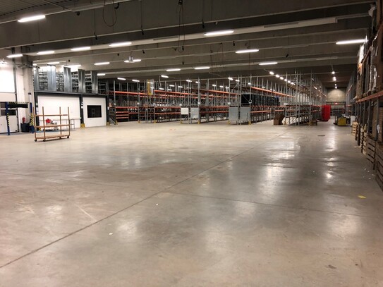 Direkt A33: Neuw. Logistikhalle in exzellenter Lage m. Rampen & Hochregalen 3.700 m²+600 m² Büro