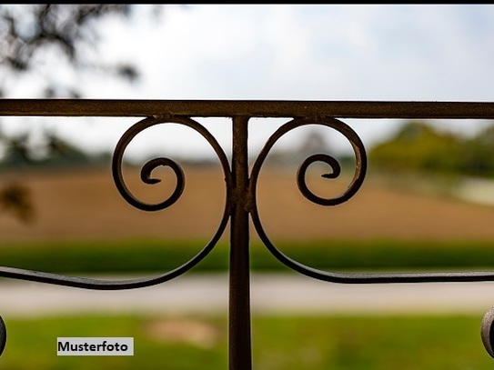 Einfamilienhaus mit Einlieger, Garage, Stellplätzen und Garten