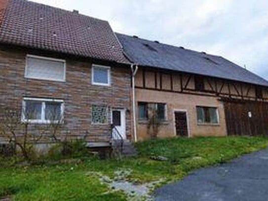 Älteres Bauernhaus mit angrenzendem Hanggrundstück zu verkaufen