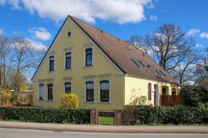 Erdgeschosswohnung mit Garten und Garage.