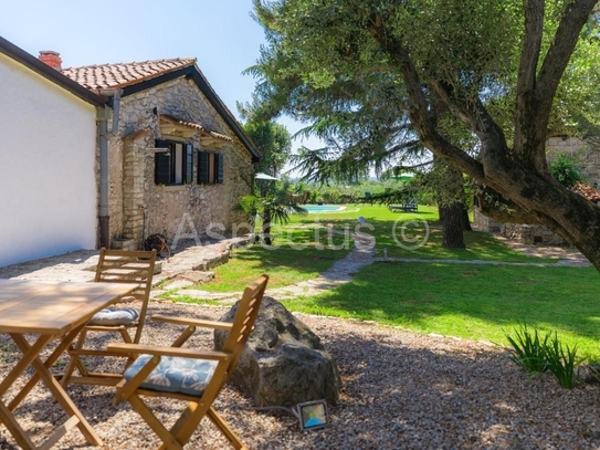 Steinhaus mit Pool in Strandnähe, Umag