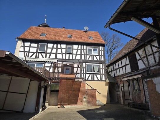 Wohnhaus mit Nebengebäuden