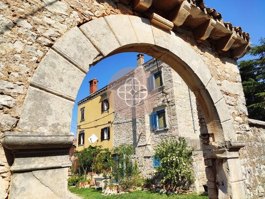 Ausgefallenes, traditionelles Künstlerhaus in exponierter Lage *Steinhaus*