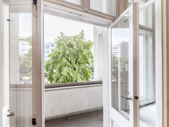 Imposanter Altbau: großzügige 5-Zimmer-Wohnung mit Balkon und Altbau-Details