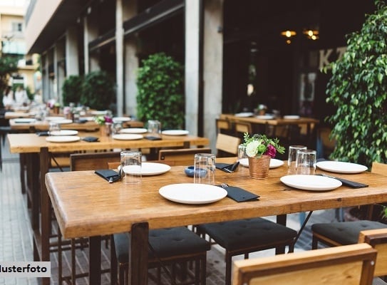 Golfplatz mit Club-/Restaurantgebäude