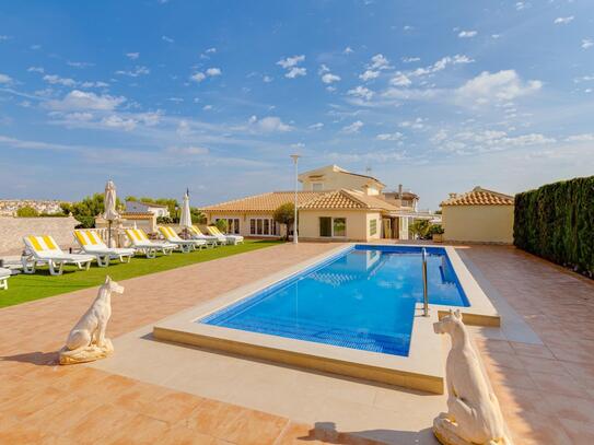 Villa in Orihuela Costa with 4