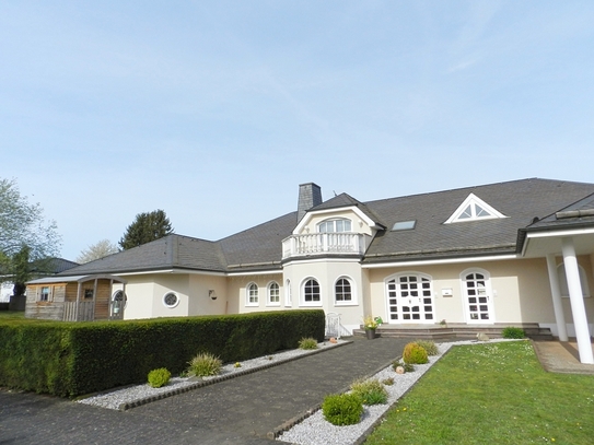 Hochwertige Landhaus-Villa mit Pool und Koi-Teich in sonniger, ruhiger Lage!