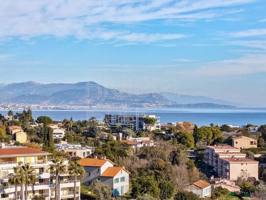 ANTIBES COMBES: Wunderschöne neuwertige 3-Zimmer-Dachterrassenwohnung mit Meerblick