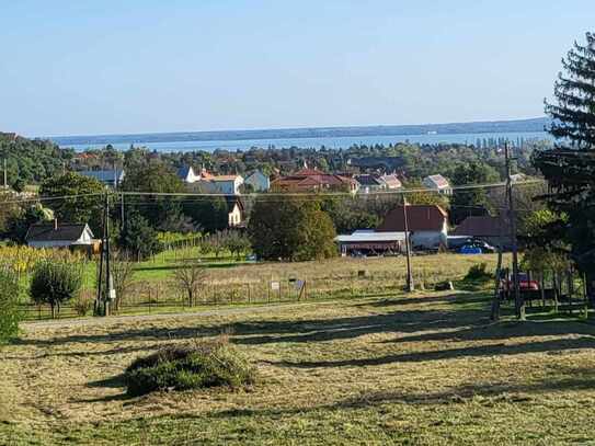 IHR UNGARN EXPERTE verkauft Baugrundstück mit Blick zum Plattensee im Ferienort Balatongyörok