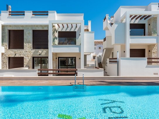 Großartige Wohnung mit Garten in Torrevieja an der Costa Blanca Süd mit 3 Schlafzimmern, 2 Badezimmern und Pool