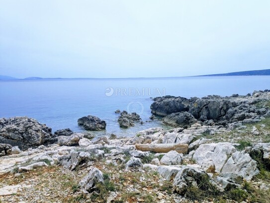 Krk Umgebung, Verkauf des Grundstücks in attraktiver Lage mit Zugang zum Naturstrand!