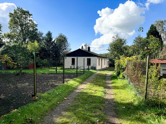 Herrliche Alleinlage. Großes Grundstück. Viele Freiheiten. Ein Einfamilienhaus mitten im Grünen.