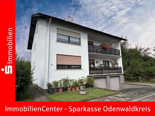 Gepflegtes Wohnhaus mit 3 Wohnungen / 4 Garagen - 4 ZKB Wohnung ab 02/2025 frei!