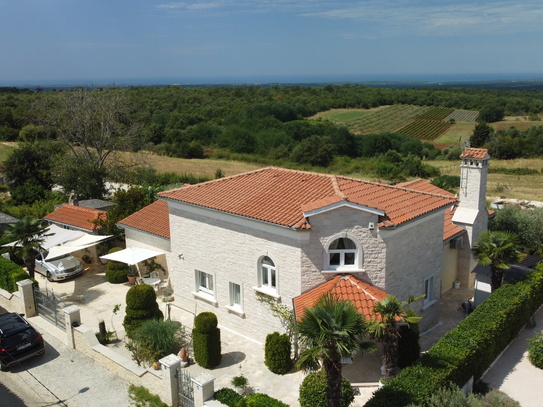 Mediterrane Villa mit Panoramablick auf das Meer